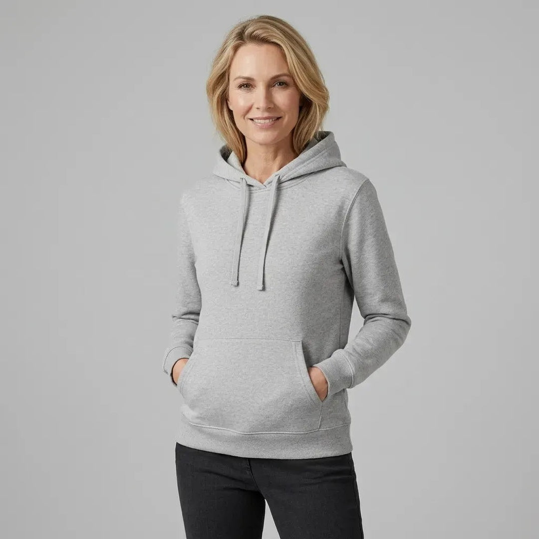 Vrouw draagt lichtgrijze hoodie met capuchon en kangoeroezak, studiofoto | Boutique Moda