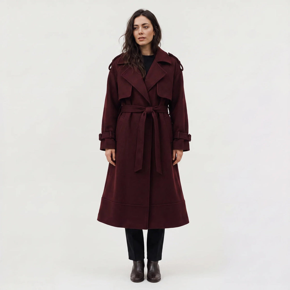 Lange trenchcoat met strikceintuur in bordeaux, gedragen