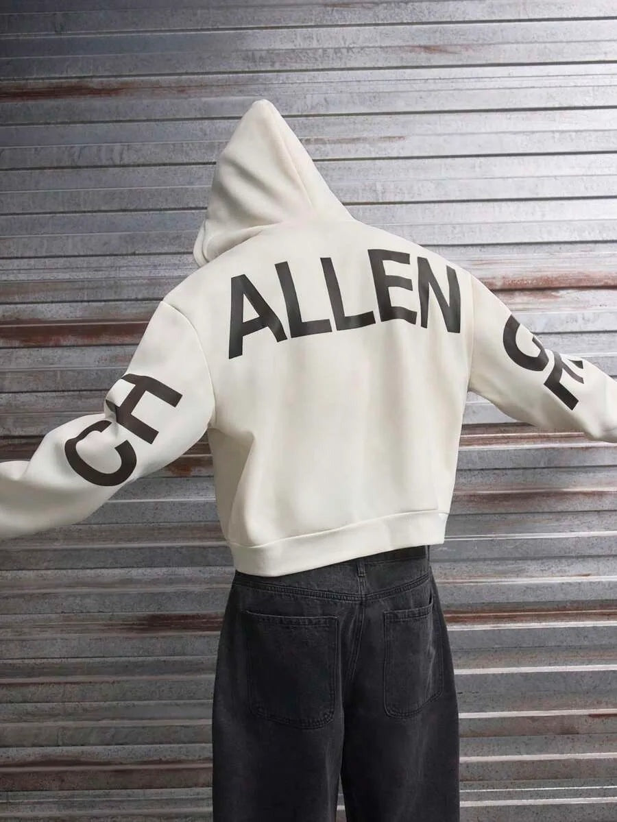 Korte herenhoodie in crème met rits en zwarte letterprint, gedragen, print op rug en mouw