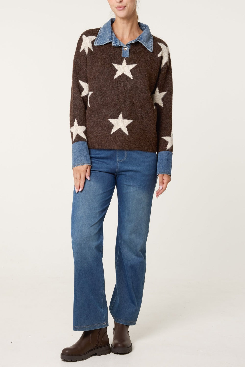 Trui met sterren en denim kraag in bruin/crème, volledige outfit