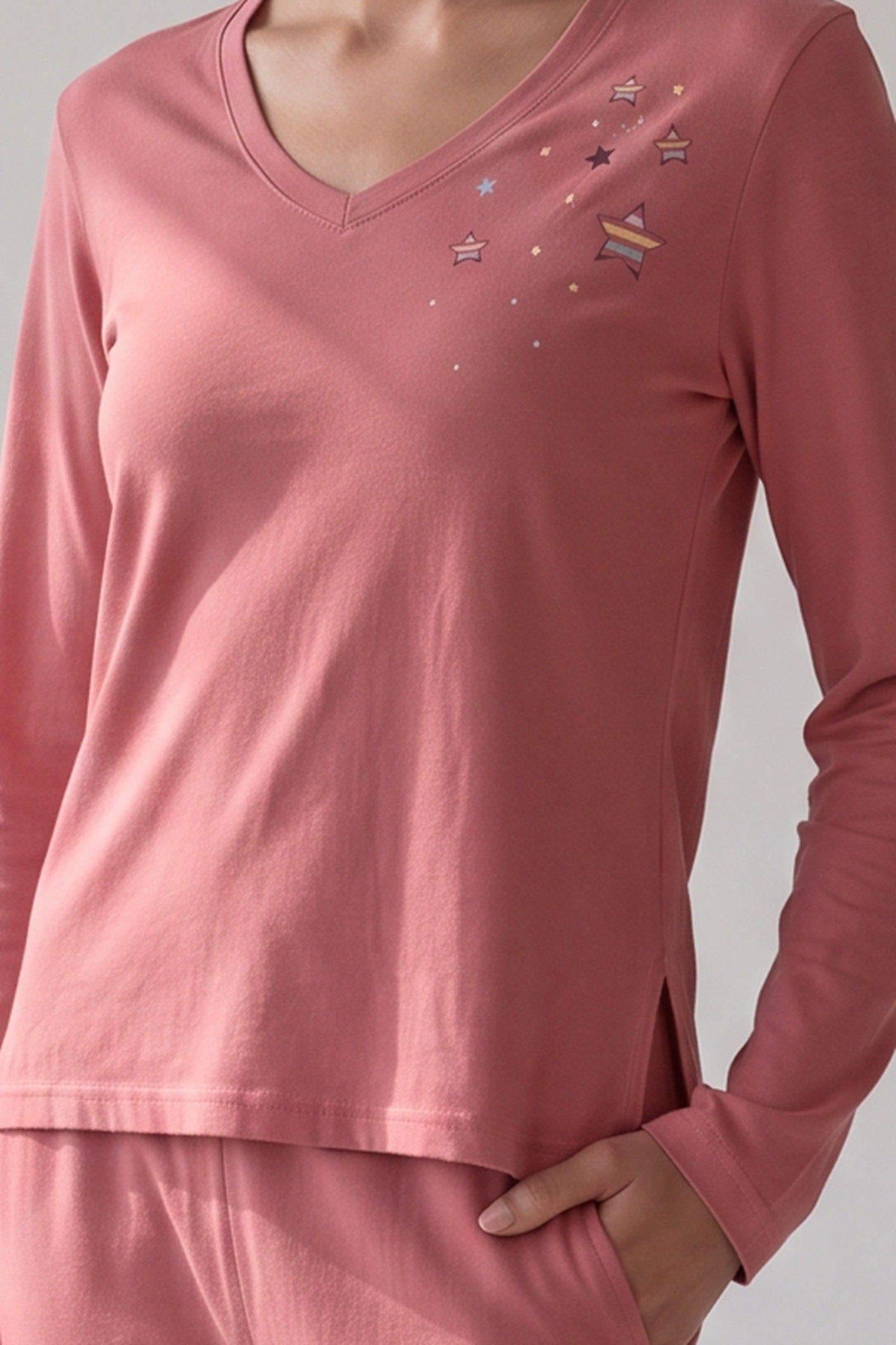 Oudroze pyjamatop met sterrenprint en splitje, close-up