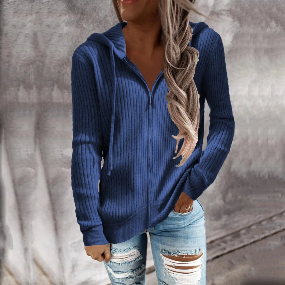 Vrouw in een blauw geribd vest met doorlopende rits en lange mouwen | Boutique Moda