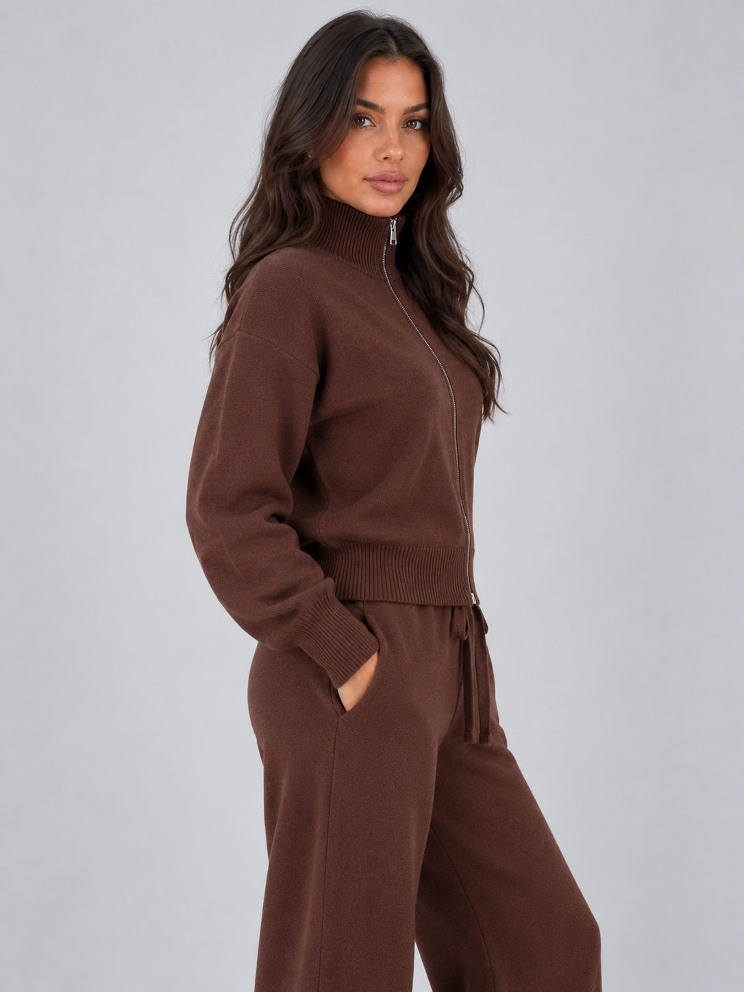 Gebreide co-ord set met ritsvest en wijde broek in bruin, gedragen, zijaanzicht
