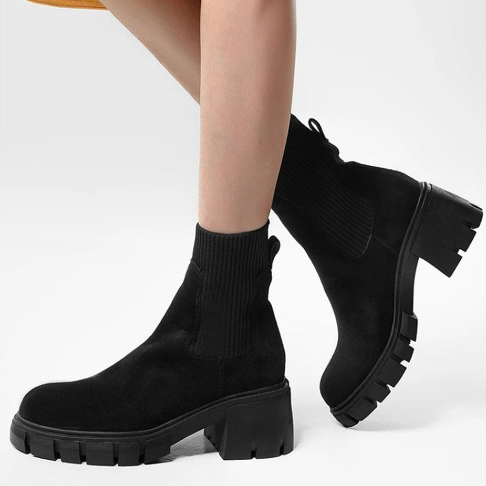 Zwarte Chelsea boots met plateauzool, gedragen