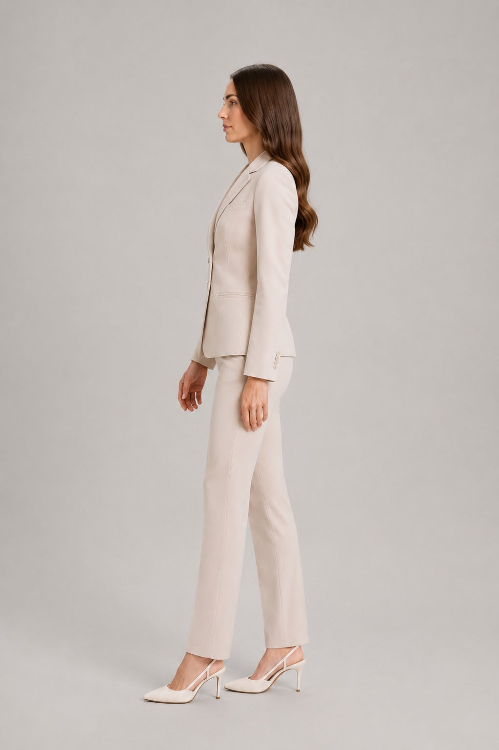 Broekpak met asymmetrische wikkelblazer en rechte broek in beige, gedragen, zijaanzicht