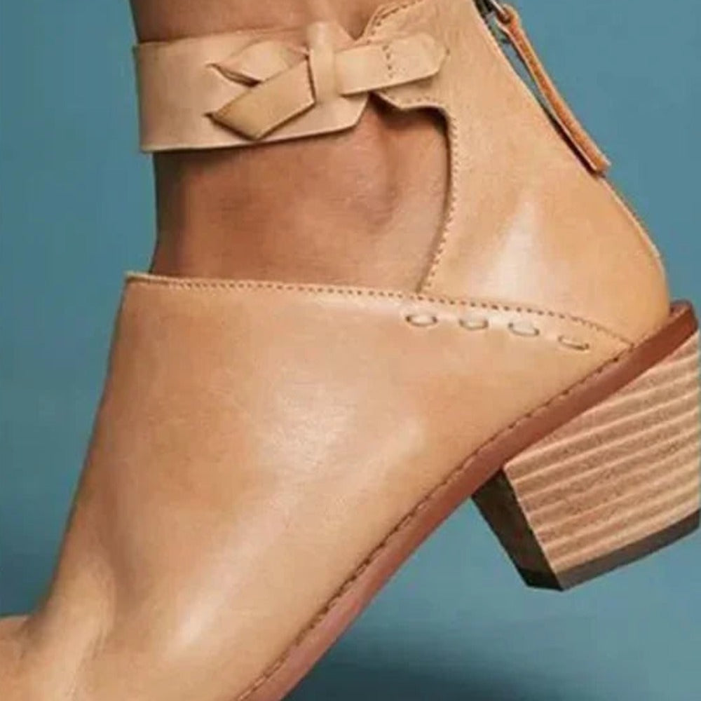 Beige enkellaarsje met strikbandje en uitsparing, close-up
