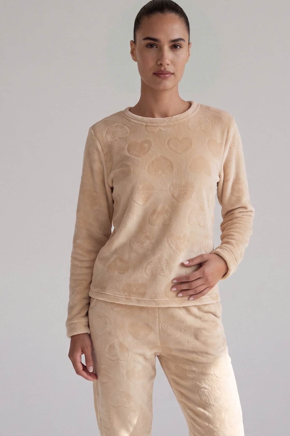 Champagnekleurige teddypyjamatop met ronde hals en hartjes, close-up
