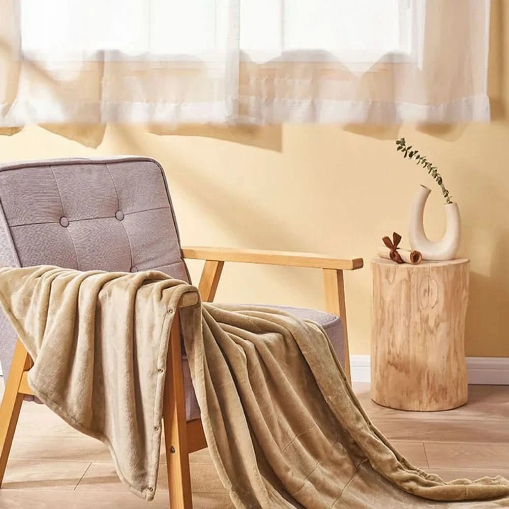 Camel elektrische deken over een fauteuil