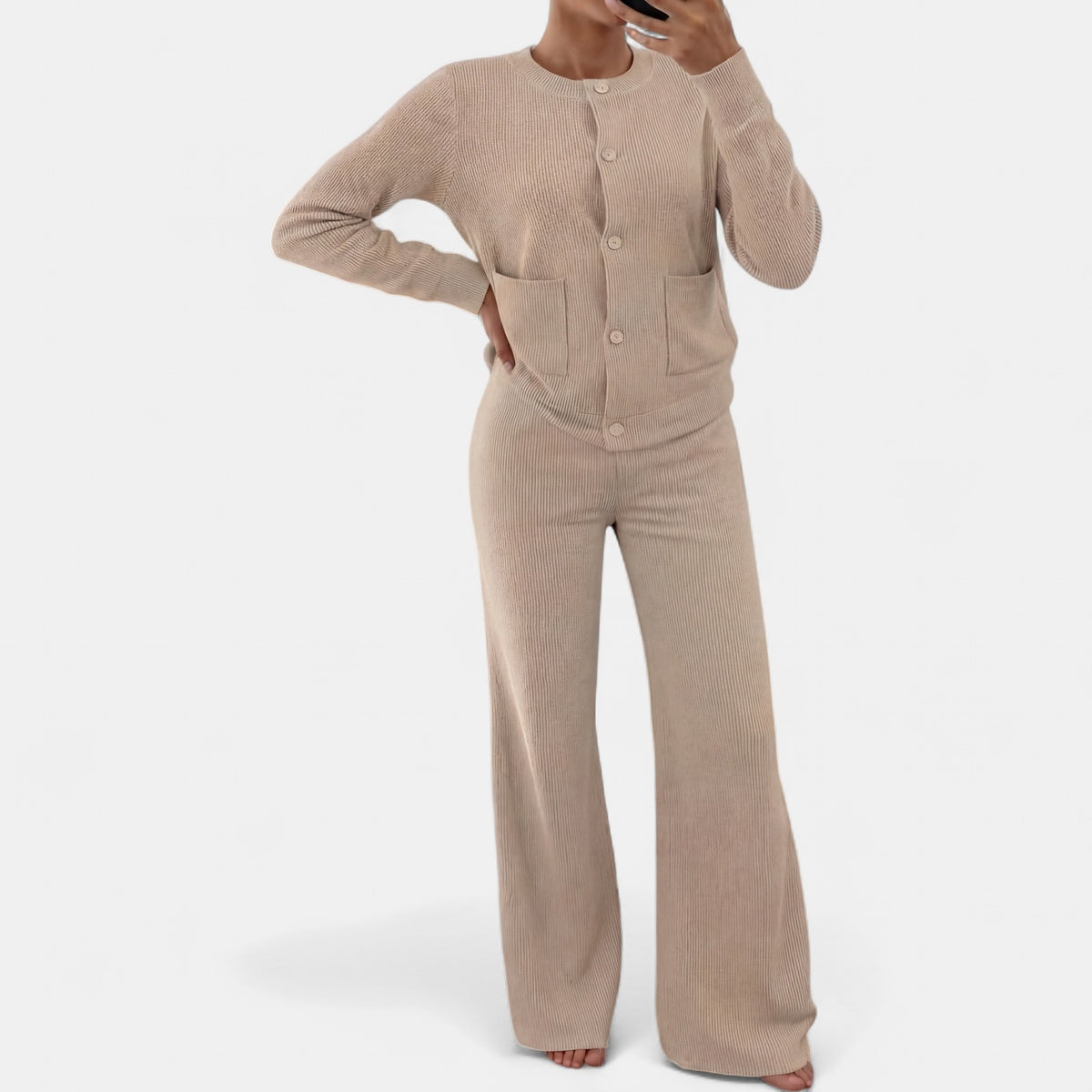 Gebreide set in beige: geribd vest met opgestikte zakken en wijde broek, voorkant