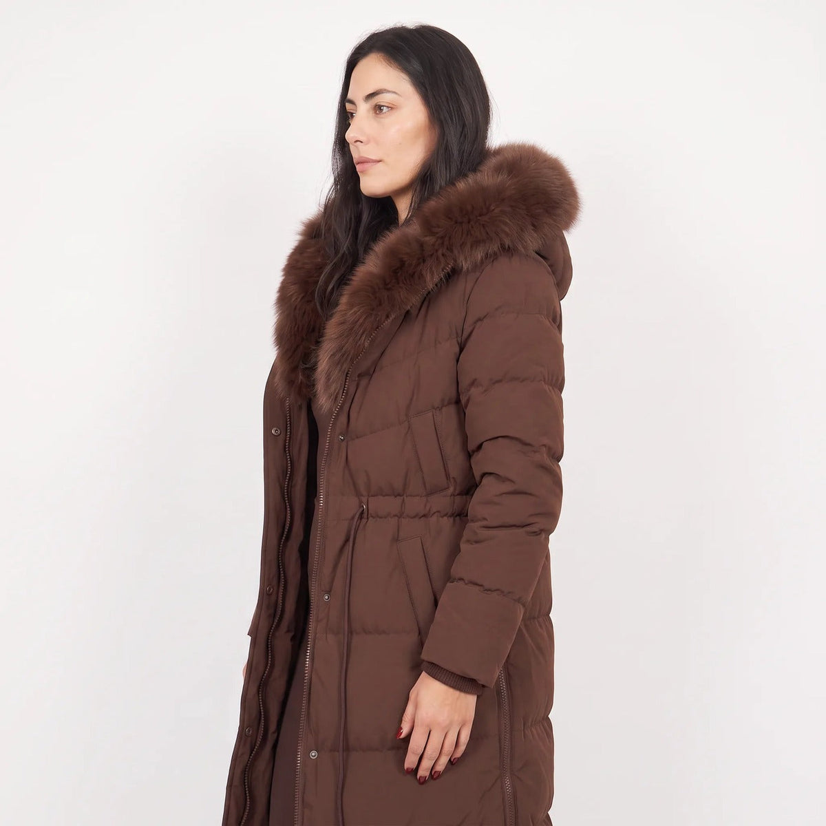 Lange winterjas met capuchon van imitatiebont in bruin, gedragen, zijaanzicht