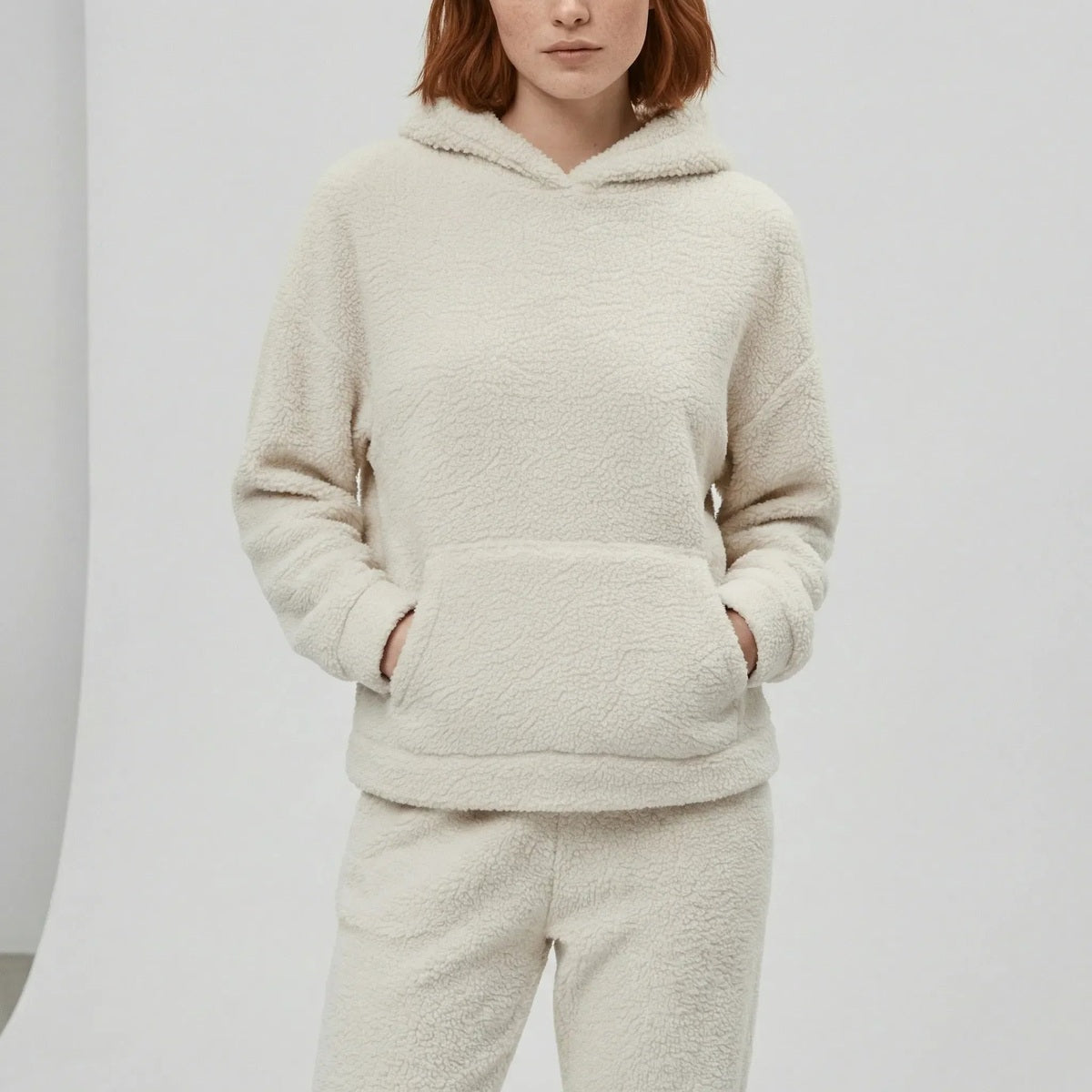Huispak van teddyfleece in beige, gedragen, vooraanzicht