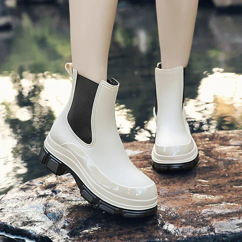 Chelsea boots met plateauzool in gebroken wit, gedragen bij het water