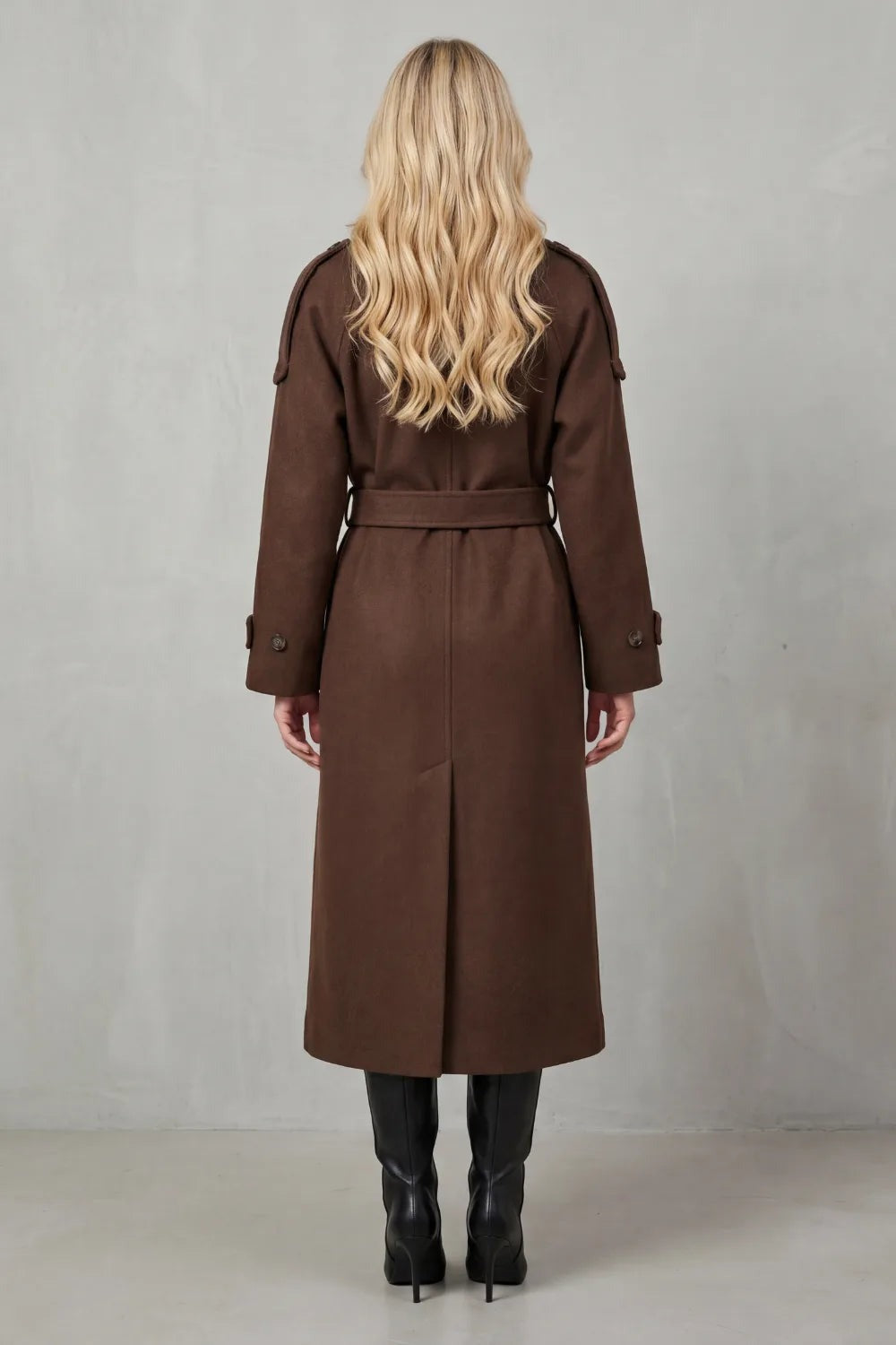 Oversized wollen trenchcoat in bruin, achteraanzicht
