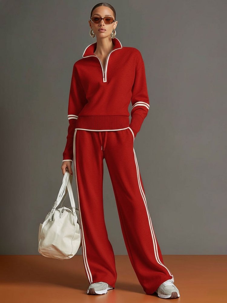 Rood gebreid trainingspak met halve rits, gedragen door model met tas | Boutique Moda