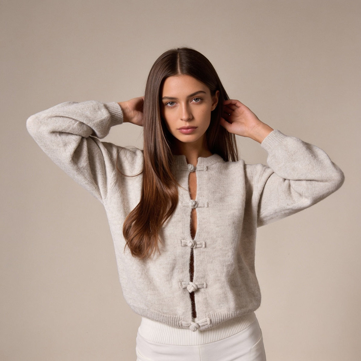 Gebreid vest met geknoopte sluiting in beige, gedragen, vooraanzicht