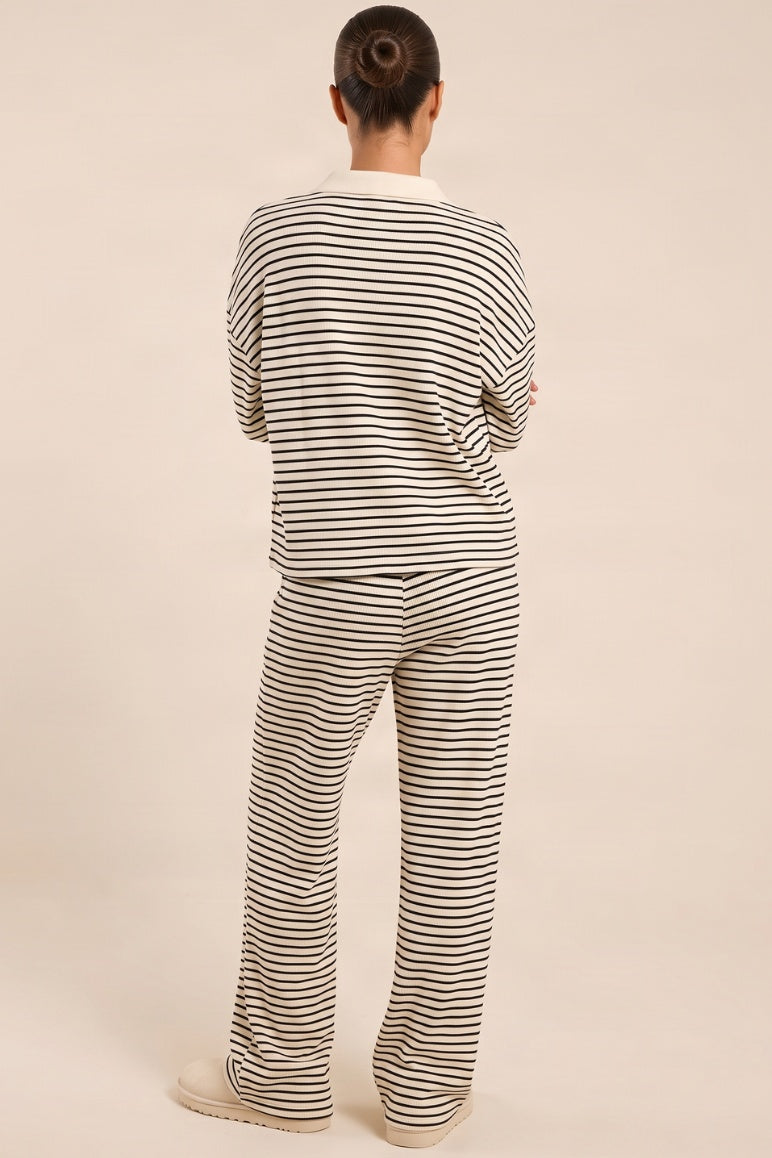 Gestreepte gebreide co-ord set met kraagtrui en wijde broek in crème met donkere strepen, gedragen, achteraanzicht