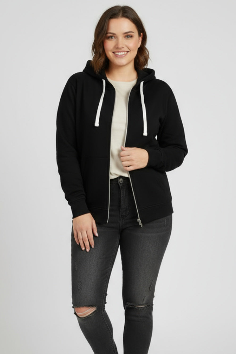 Vrouw draagt zwart vest open over een crèmekleurig topje | Boutique Moda