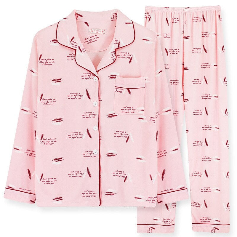 Pyjama met doorknoopshirt en lange broek, uitvoering roze met veren, plat neergelegd