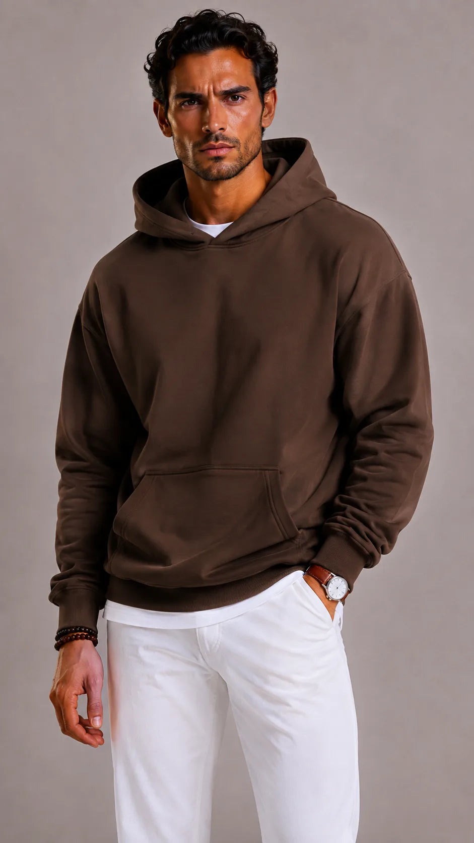 Oversized herenhoodie in bruin, gedragen, vooraanzicht