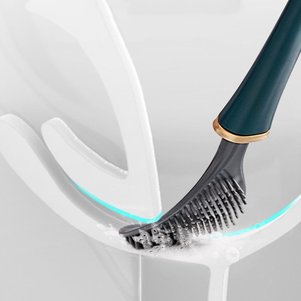 Zwarte siliconen wc-borstel reinigt witte toiletrand met schuim, close-up productfoto | Boutique Moda