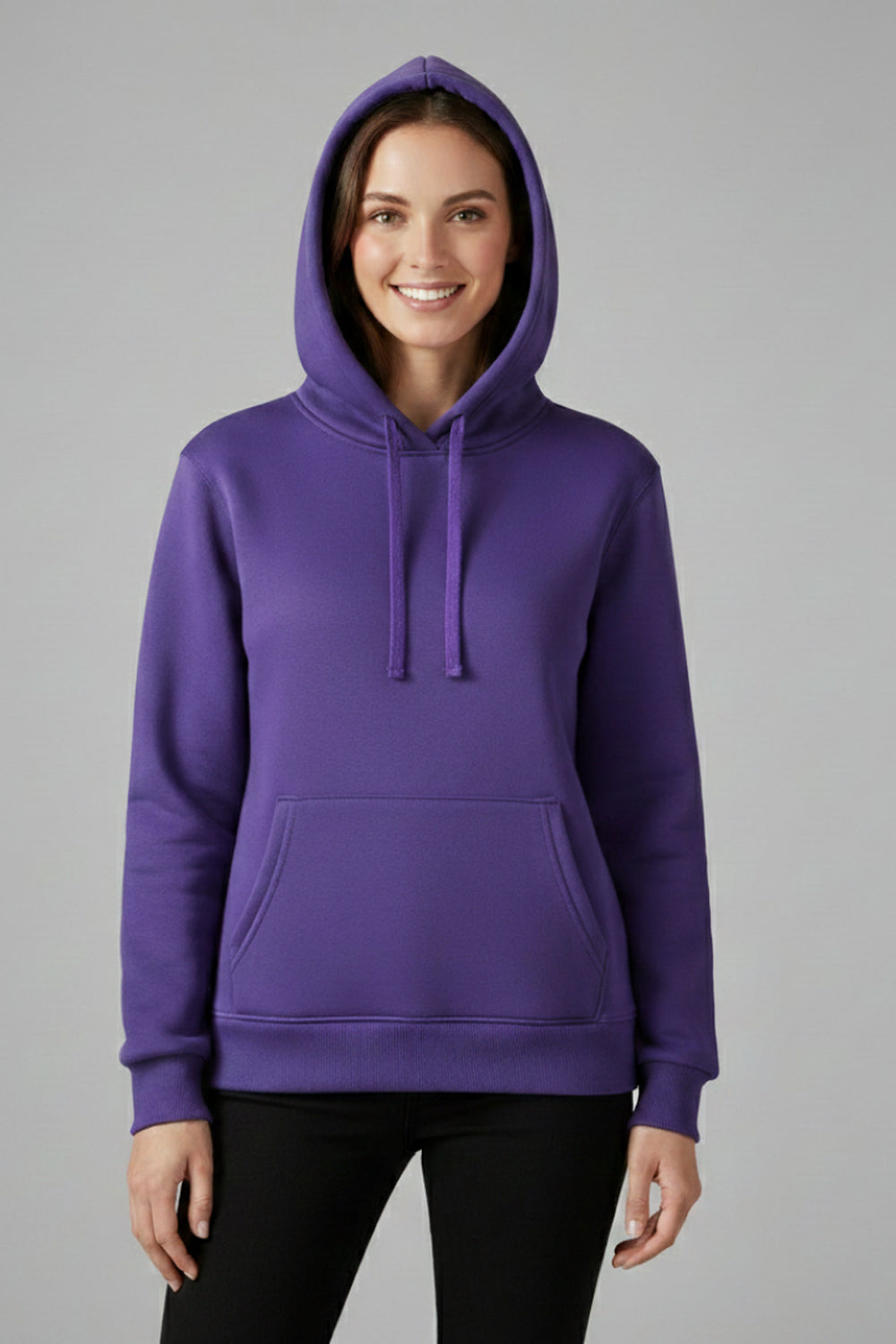 Vrouw in een paarse basic hoodie met kangoeroezak en geribde boorden, vooraanzicht | Boutique Moda