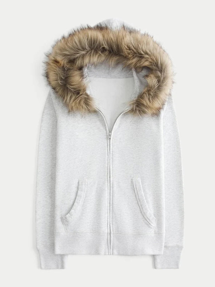 Lichtgrijze hoodie met nepbontrand, rits en twee zakken, plat neergelegd | Boutique Moda
