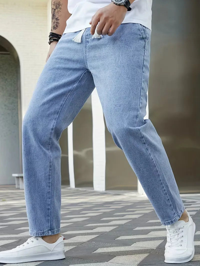 Joggerjeans voor heren in lichtblauw met trekkoord, gedragen, voorkant
