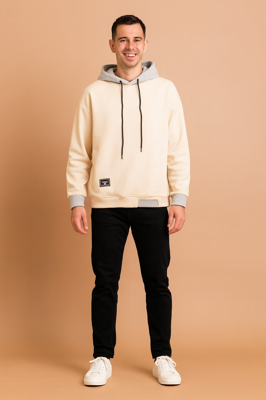 Hoodie met contrastcapuchon voor heren in beige, gedragen, voorkant
