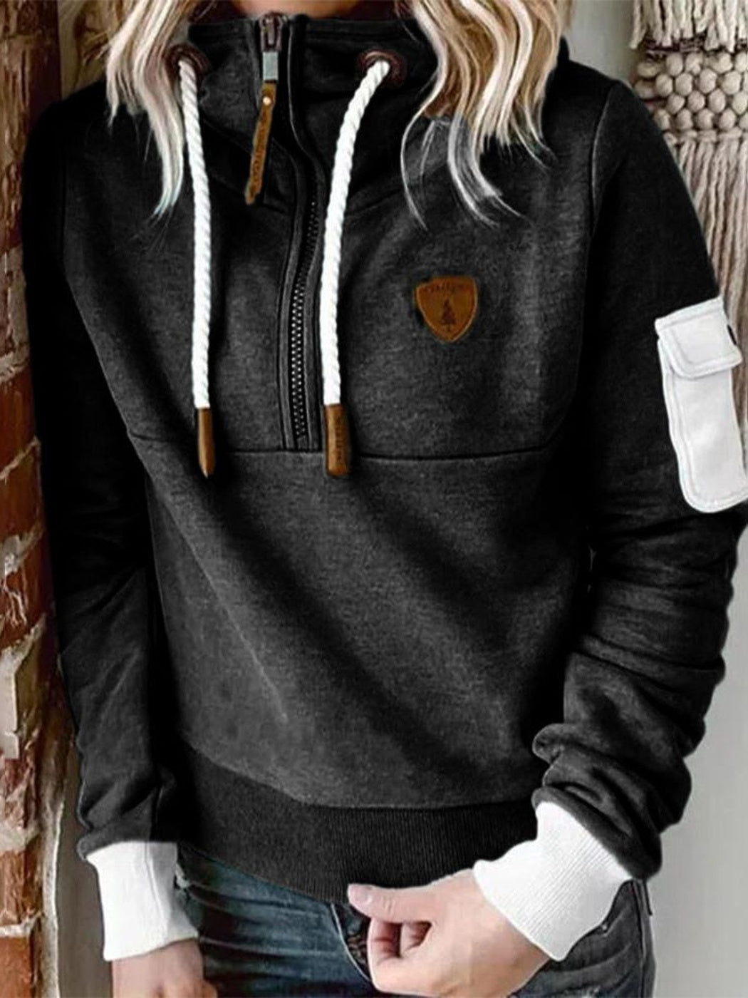 Zwarte hoodie met hoge kraag, dikke witte koorden en mouwzakje, vooraanzicht | Boutique Moda