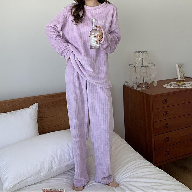 Geribd fleece huispak in lila, thuis gedragen