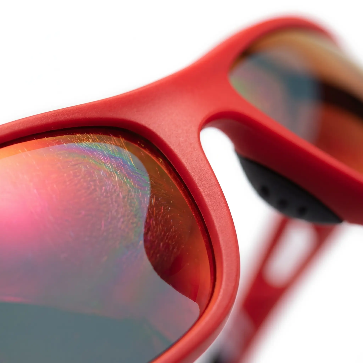 Rode sportbril met spiegelende glazen, close-up, geen persoon zichtbaar | Boutique Moda