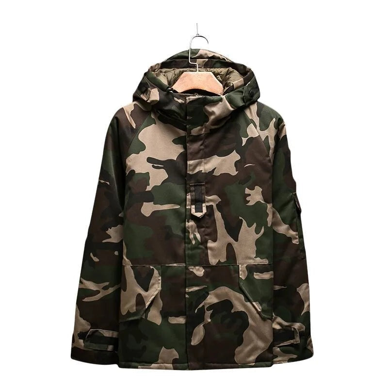 Camouflage parka voor heren met capuchon in camouflage, aan een hanger, vooraanzicht