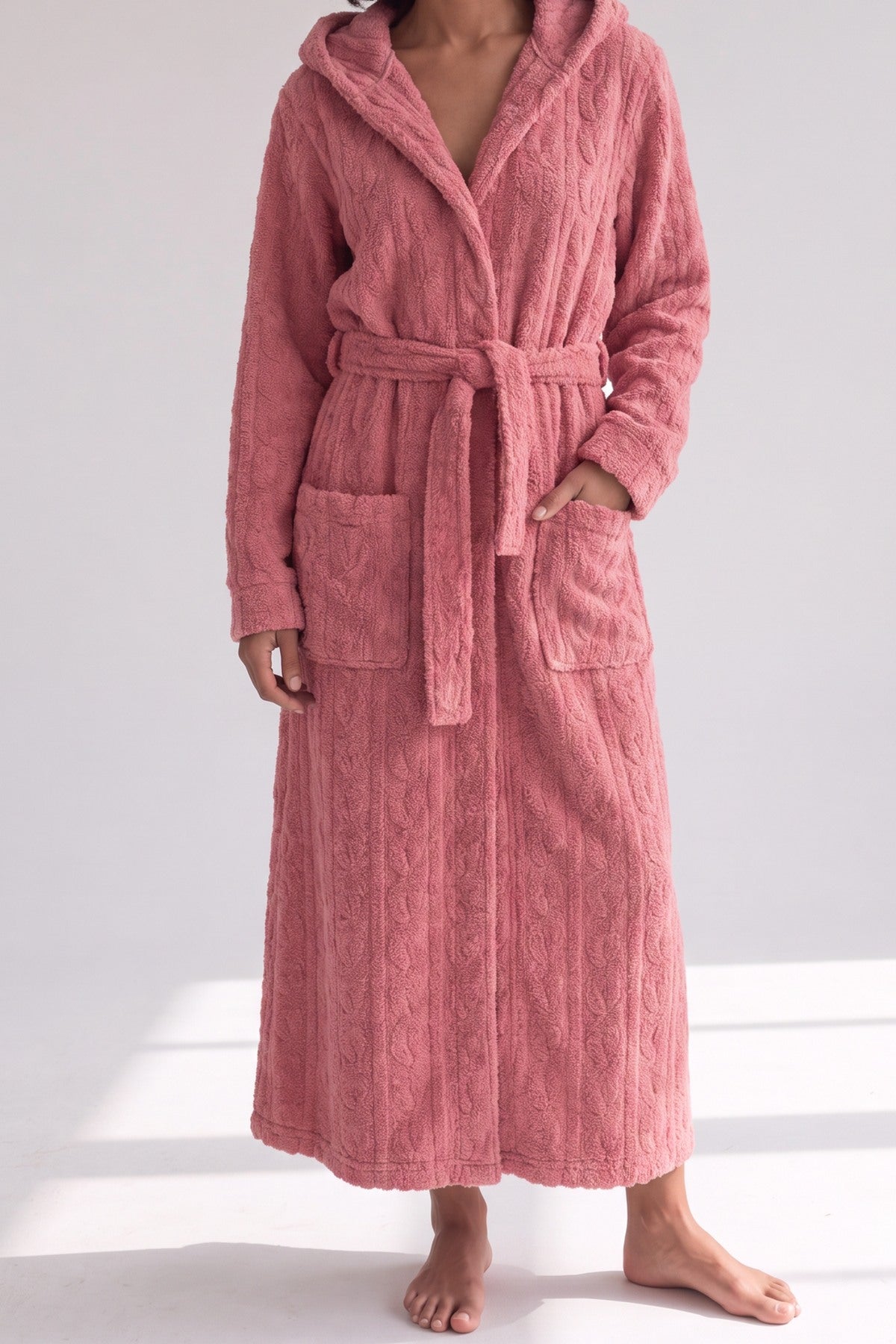 Roze badjas met capuchon van fleece met kabelstructuur, vooraanzicht