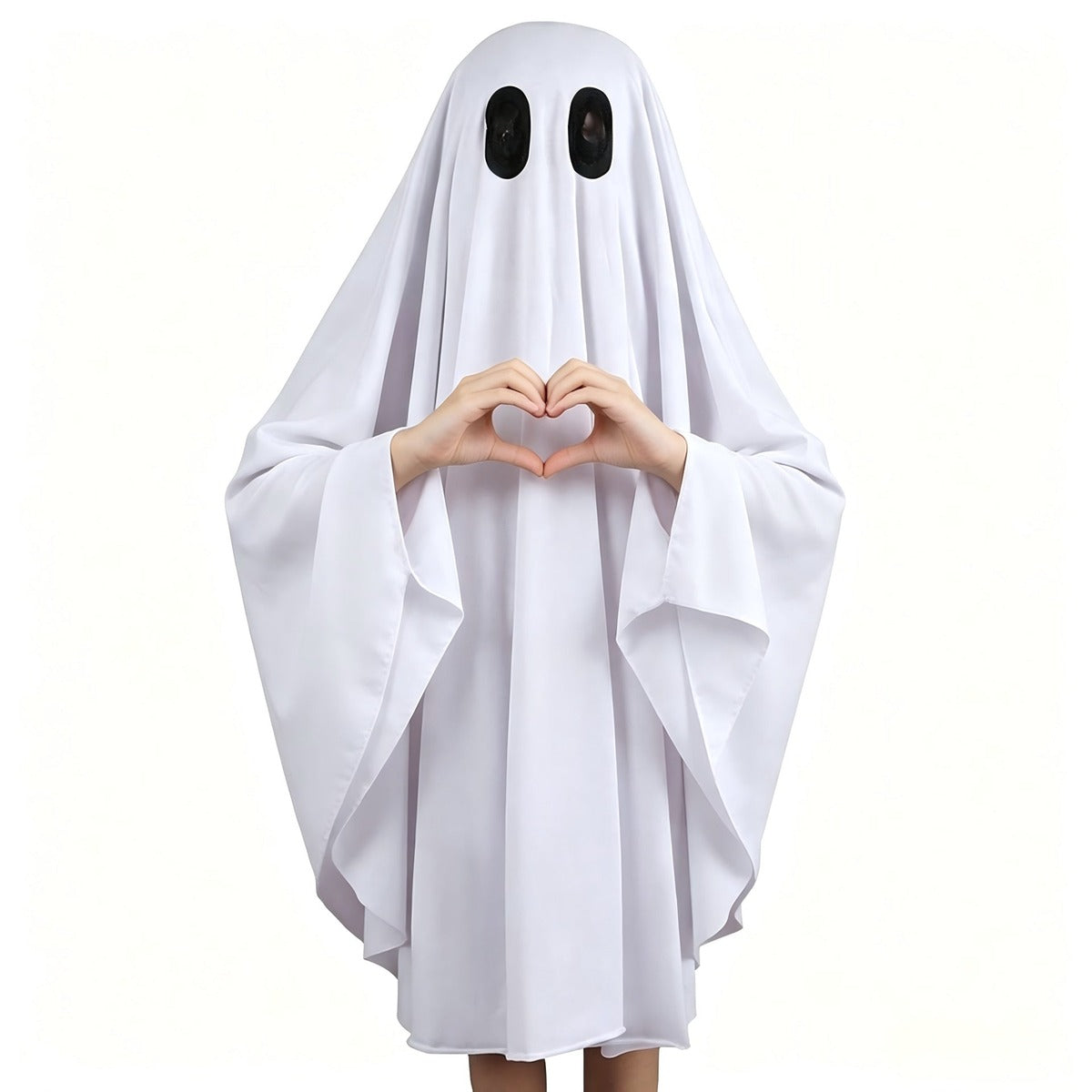 Kind in spookkostuum maakt een hartje met de handen