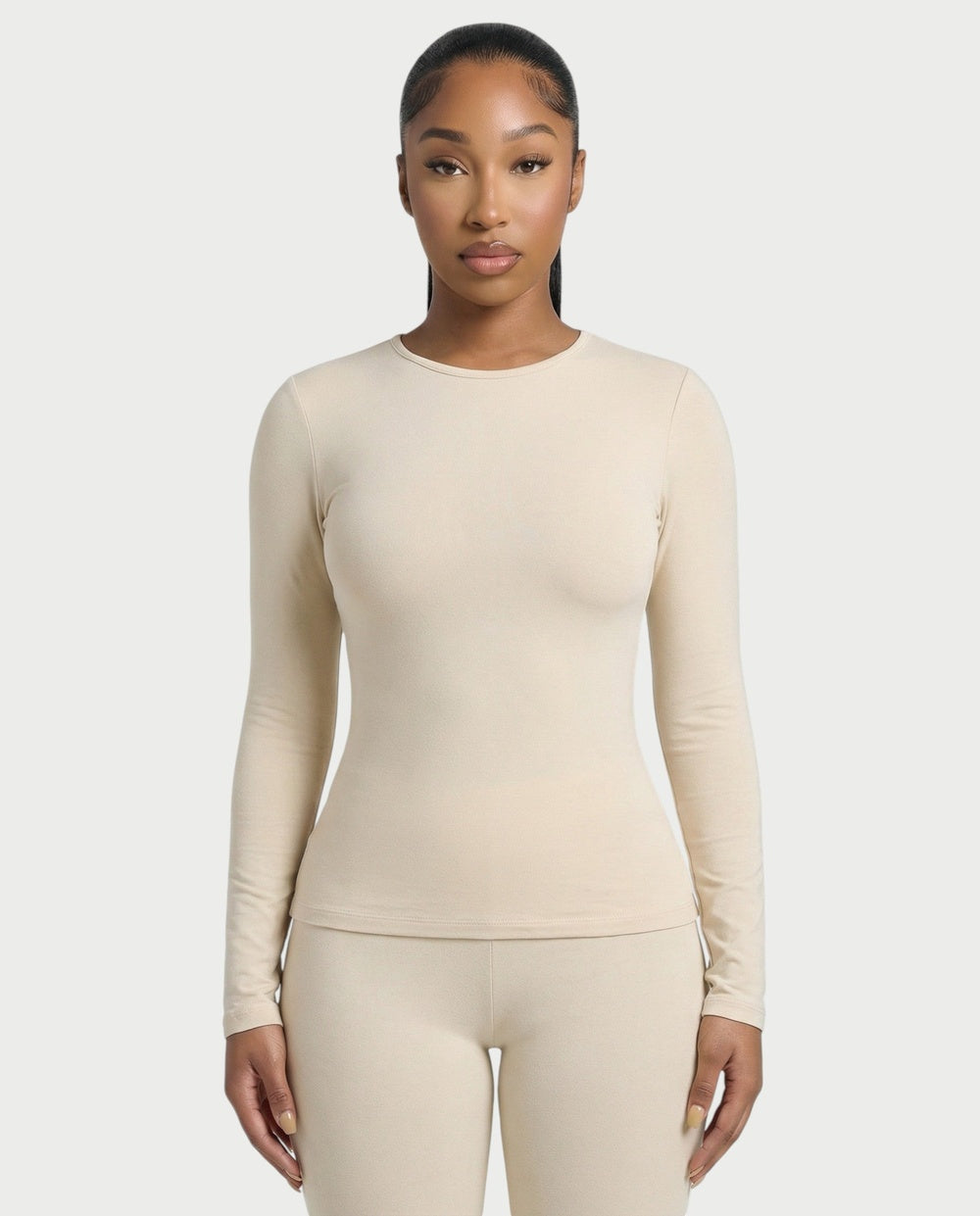 Strakke longsleeve met ronde hals in gebroken wit, close-up voorkant