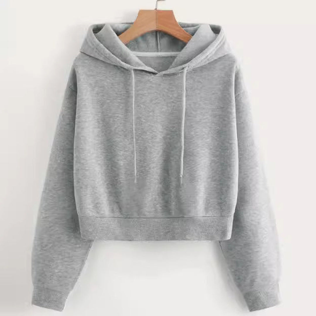 Lichtgrijze cropped hoodie aan een kleerhanger, met verlaagde schouders | Boutique Moda
