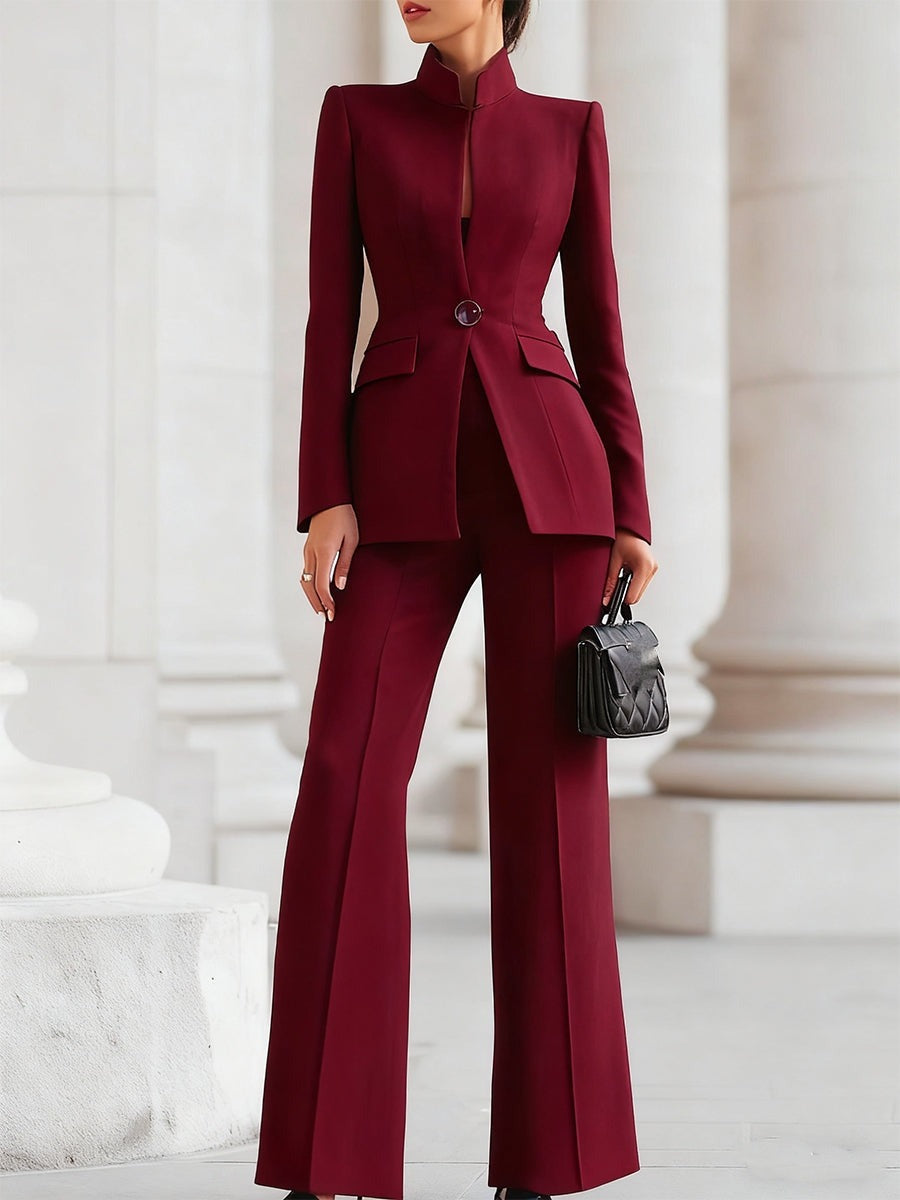 Broekpak met blazer met opstaande kraag en flared broek in bordeaux, gedragen, vooraanzicht