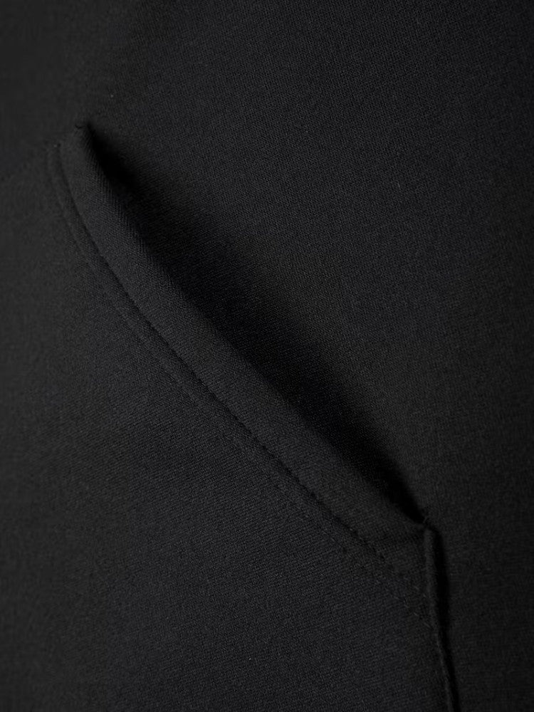 Winterhoodie met zachte voering voor heren in zwart, close-up van de buidelzak