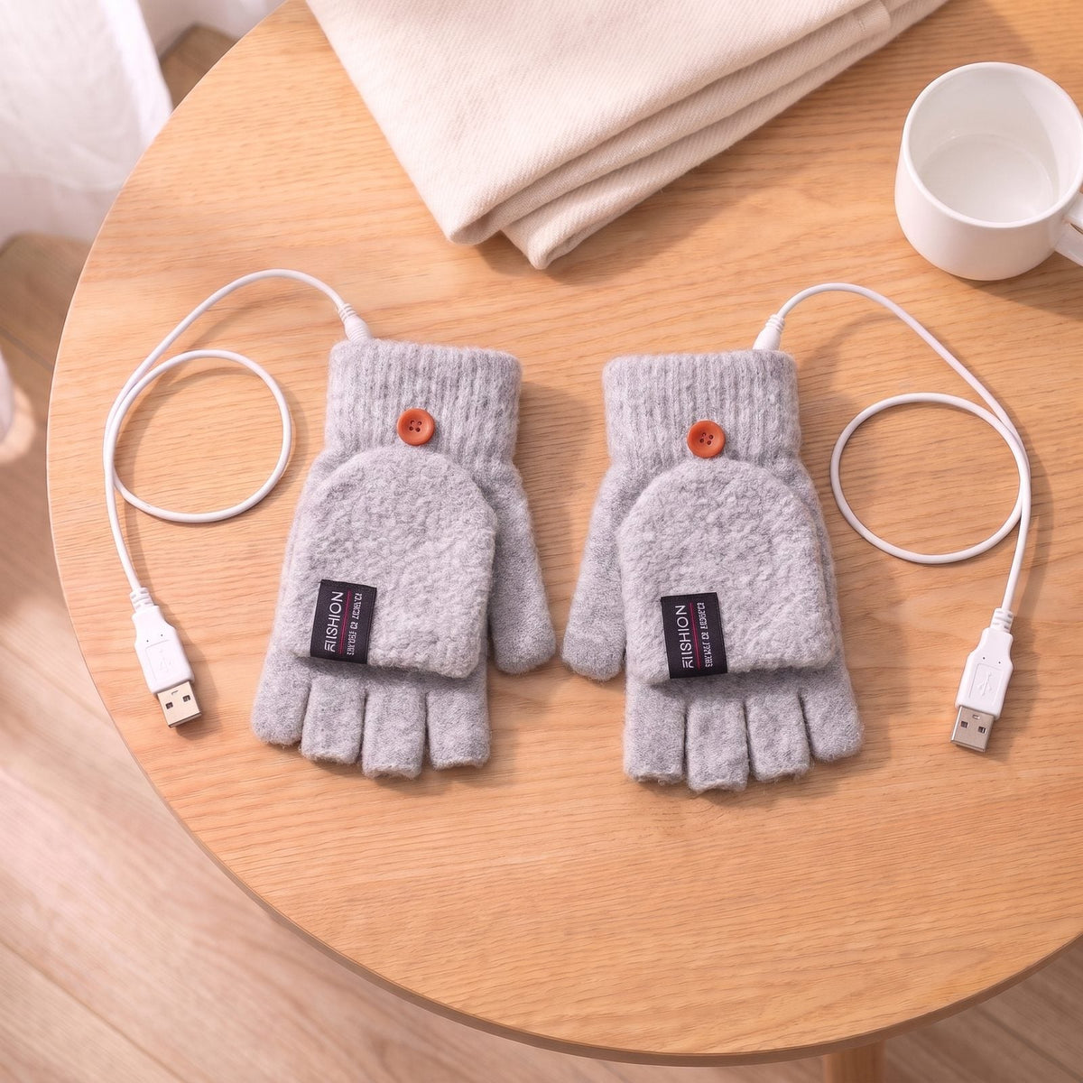 Verwarmde vingerloze handschoenen in grijs met omklapbare klep en USB-kabels