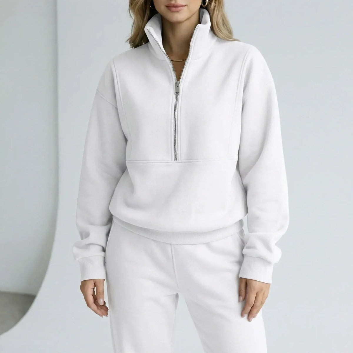 Halfzip sweater en joggingbroek in wit, gedragen, vooraanzicht