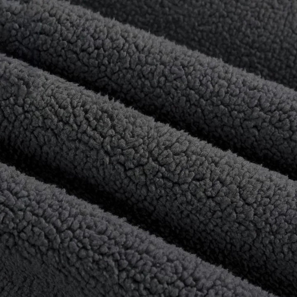Dikke katoenen hoodie voor heren in zwart, close-up van de structuur van de geruwde binnenkant