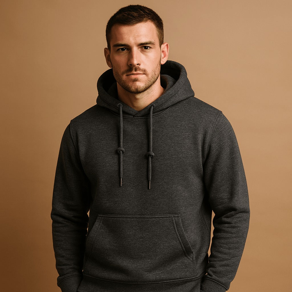 Klassieke hoodie met koord voor heren in donkergrijs, gedragen, voorkant