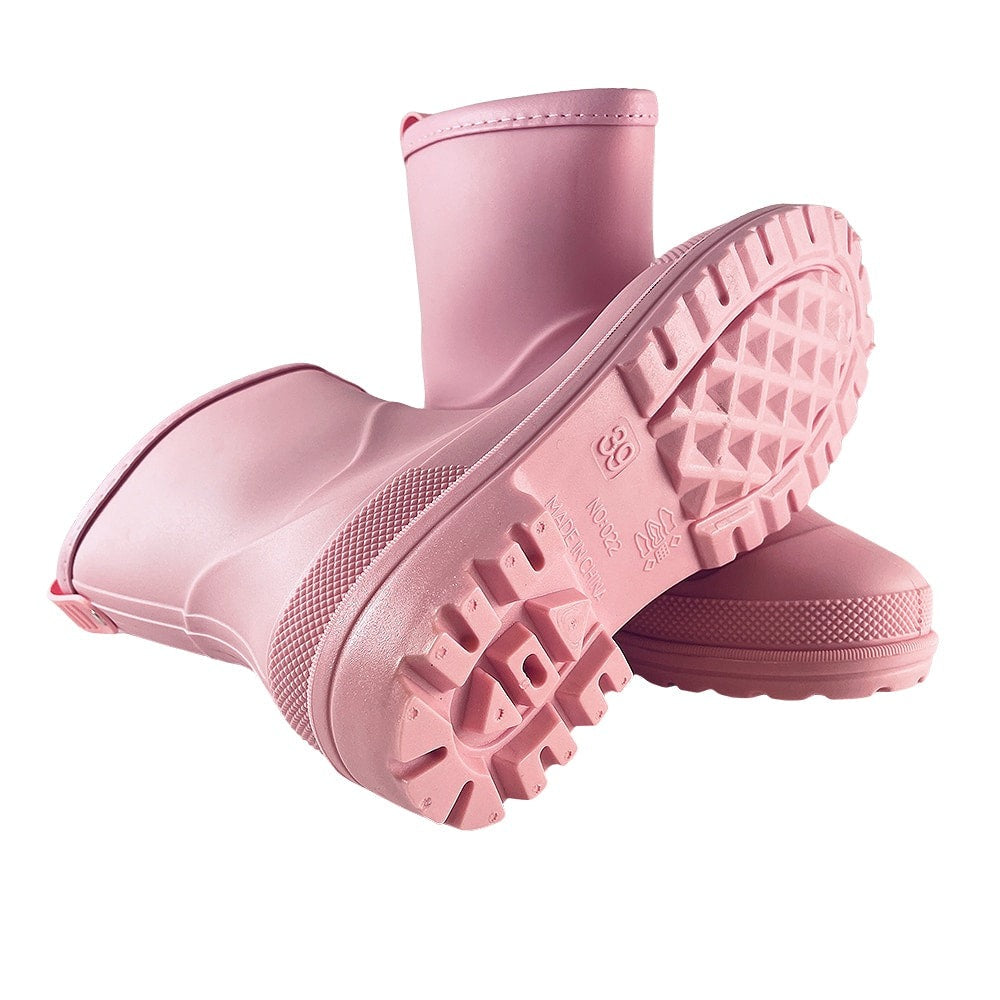 Korte rubberlaarzen in roze, close-up van de zool