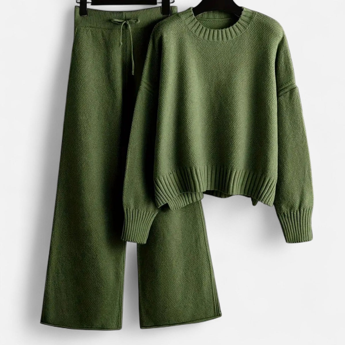 Gebreide set in olijfgroen met trui en wijde broek met trekkoord aan een hanger
