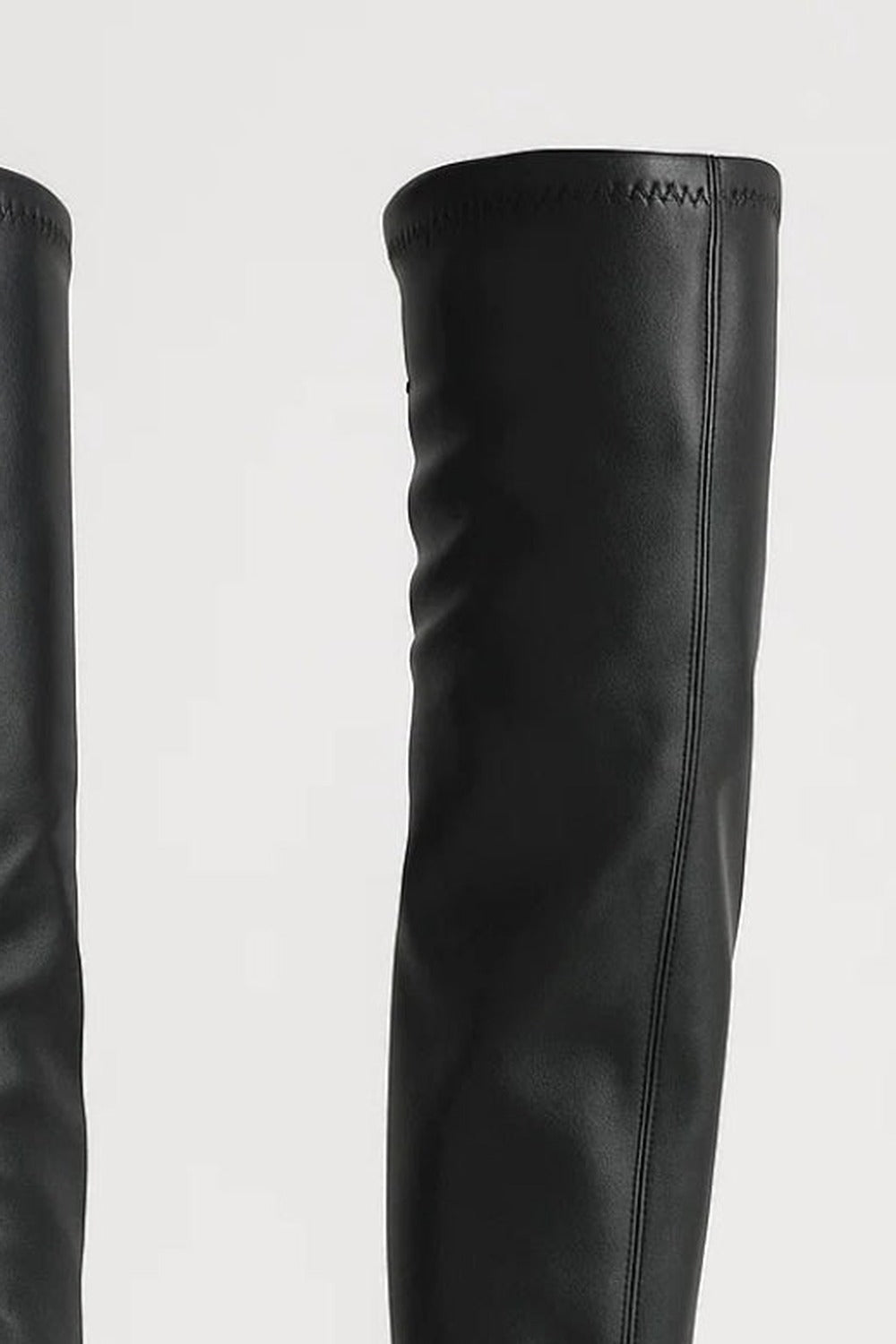 Overknee laarzen met chunky zool in zwart, close-up van de schacht