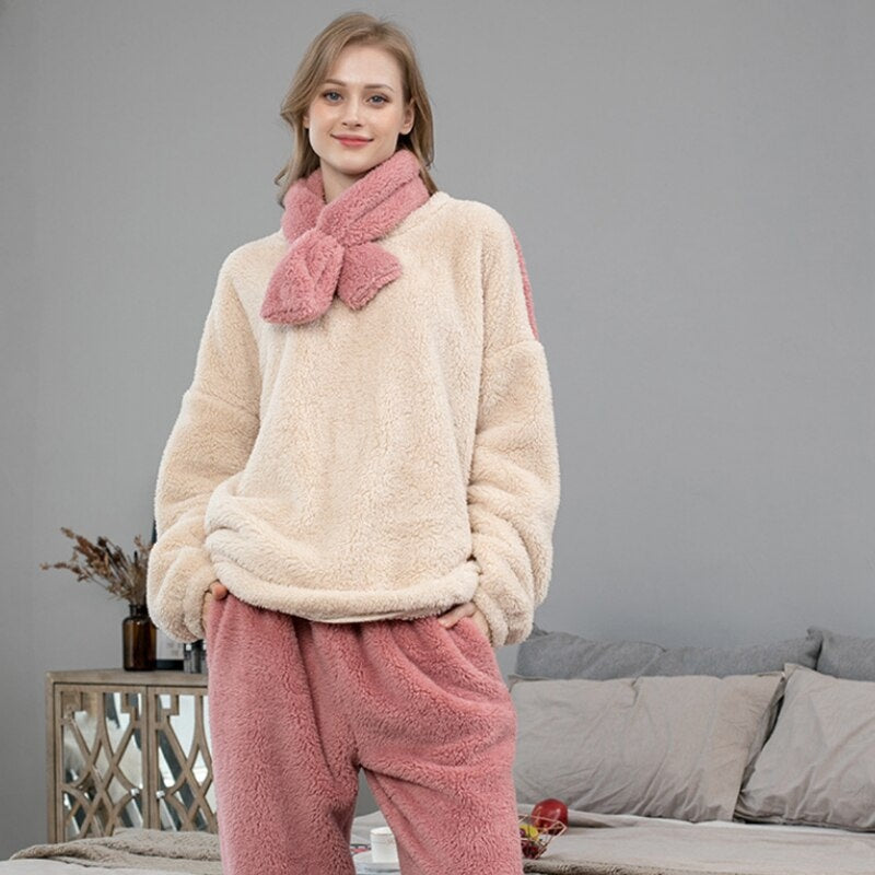 Pyjama in crème en roze met sjaal, voorkant