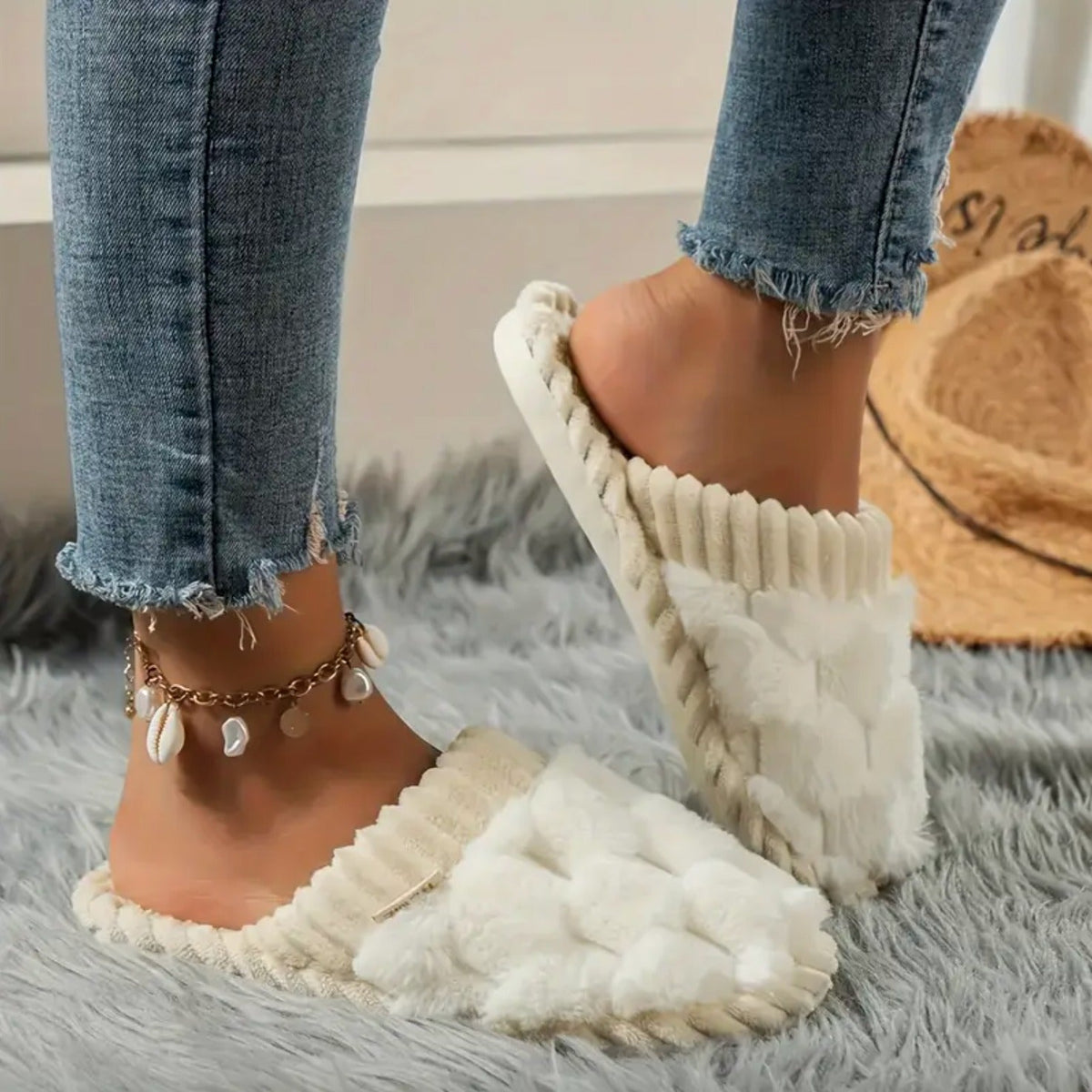 Witte pantoffels, zijkant met open hiel