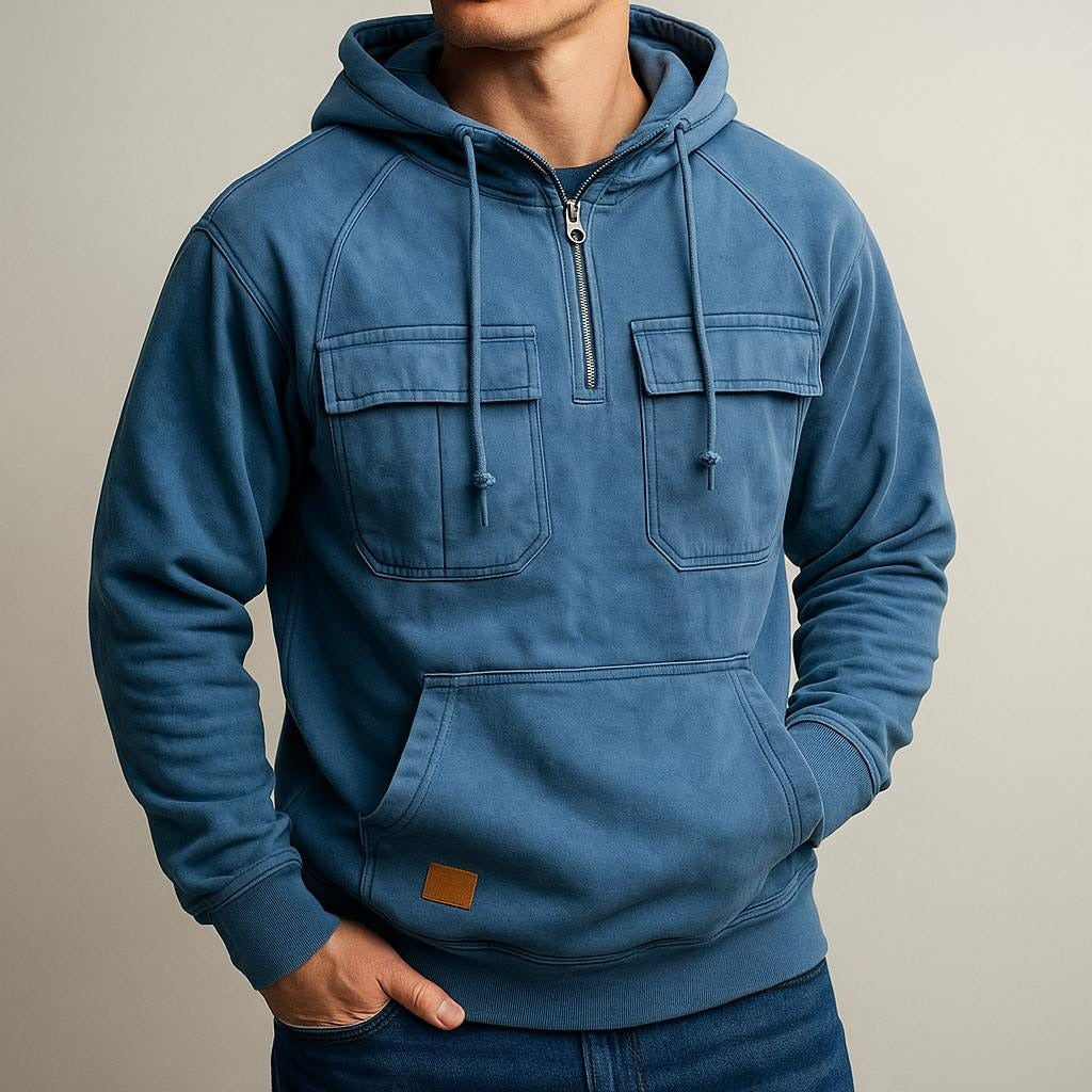 Utility hoodie met borstzakken voor heren in blauw, gedragen, voorkant