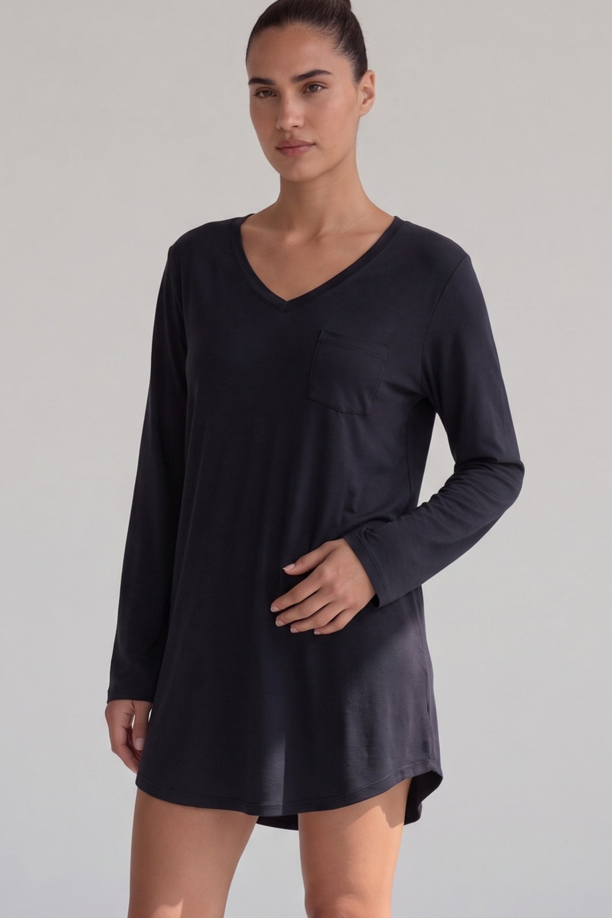 Middernachtblauw slaapshirt met V-hals en borstzakje, close-up