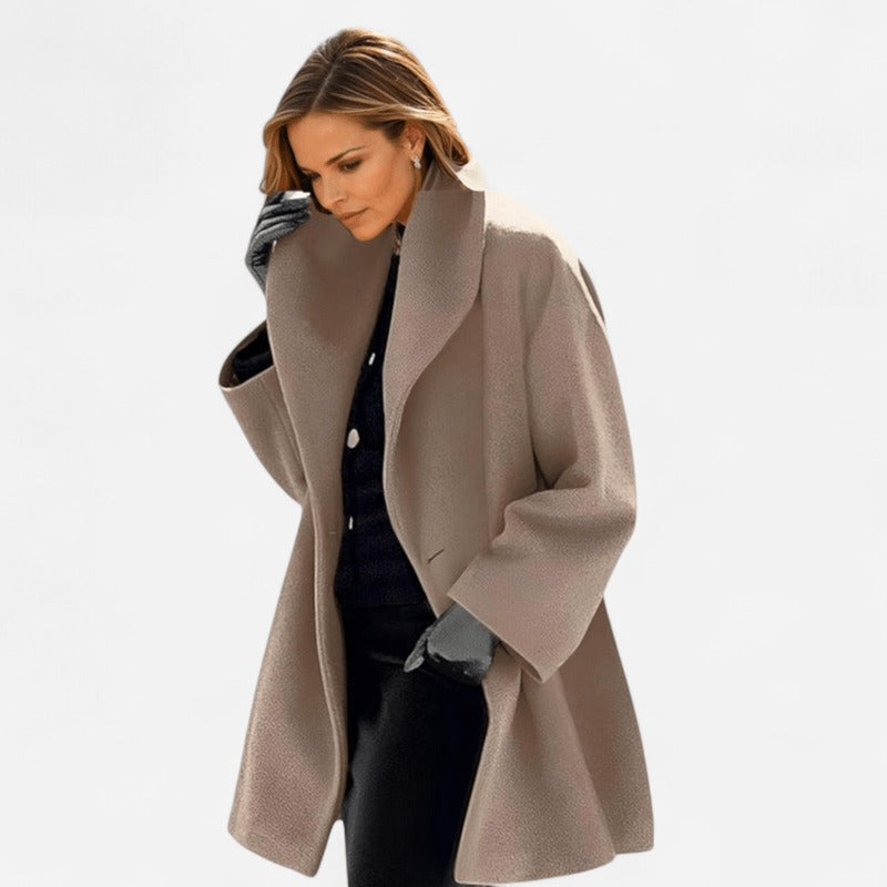Oversized wollen jas met sjaalkraag voor dames in taupe, gedragen, vooraanzicht
